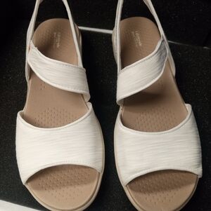 NEW Bzees Life Stride Women's Off White Sandals Size 9.5